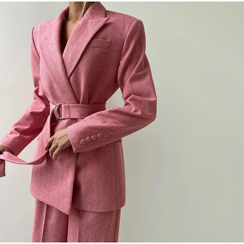 Sarah - Stile e Potere in Unico Outfit