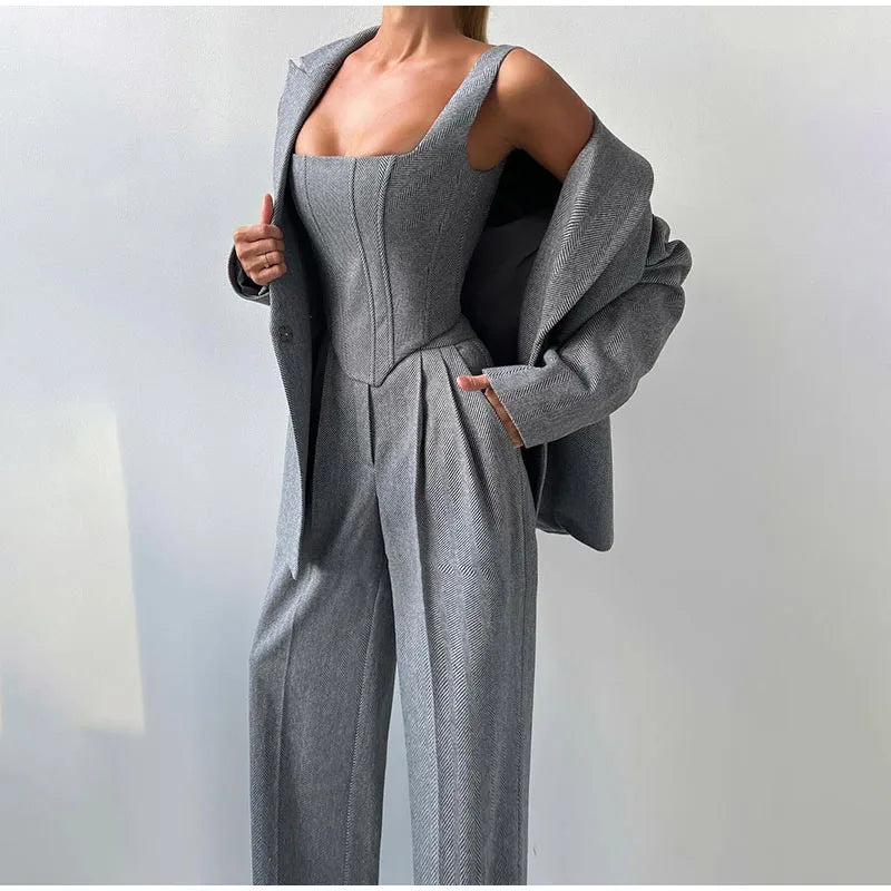 Sarah - Stile e Potere in Unico Outfit