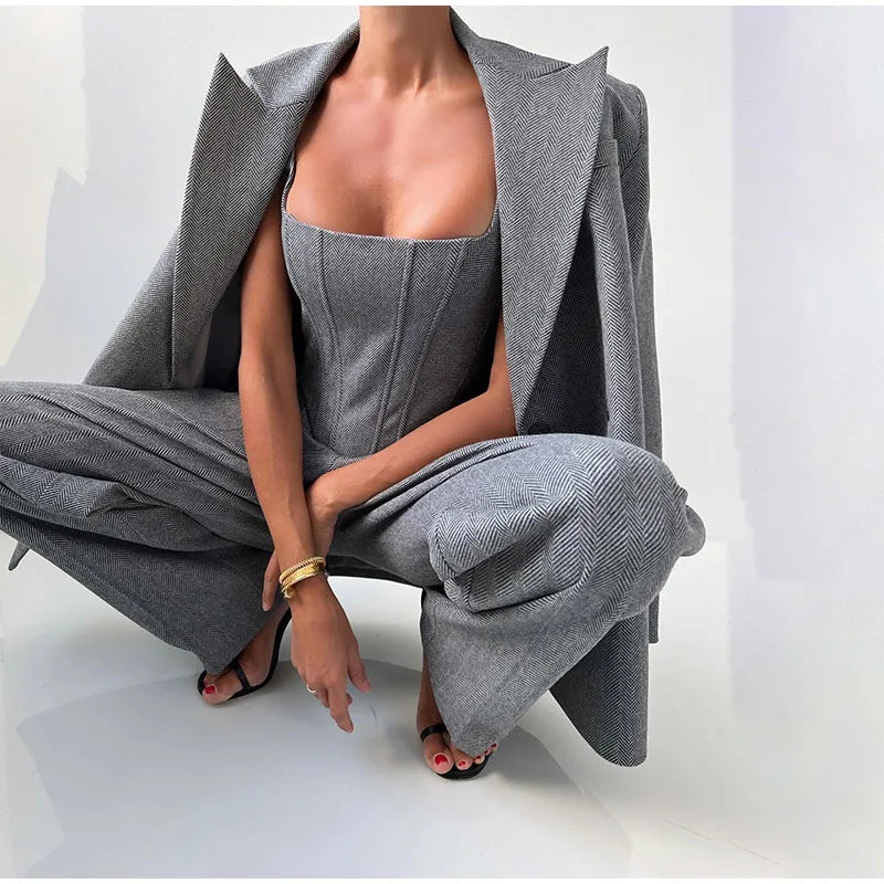Sarah - Stile e Potere in Unico Outfit