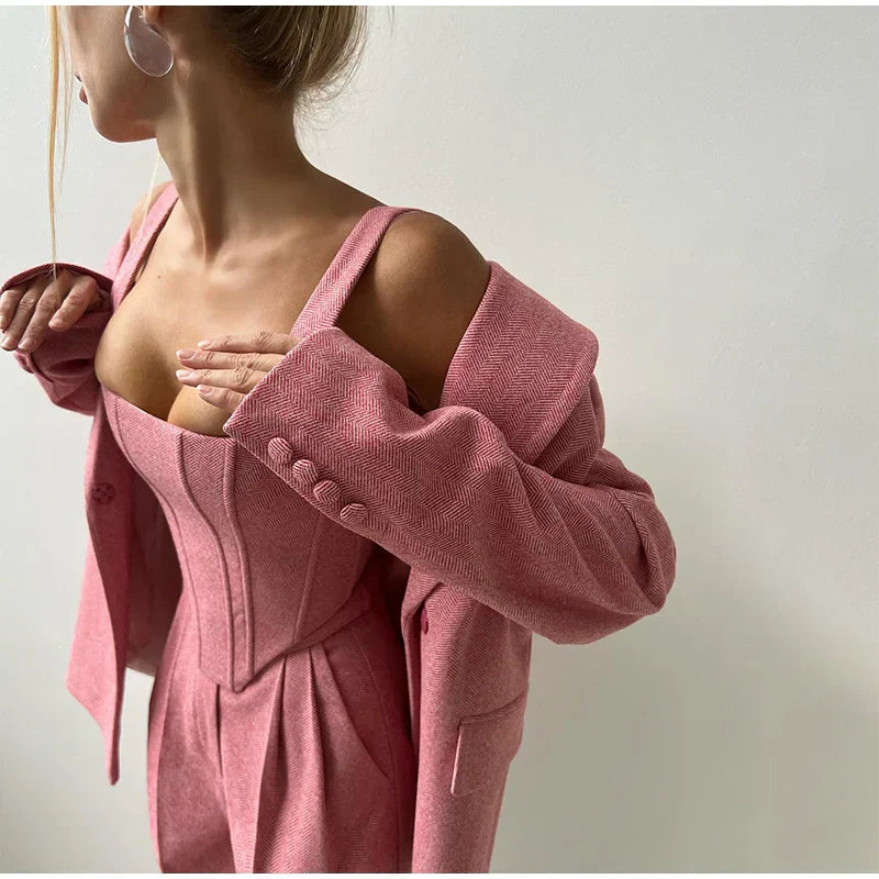 Sarah - Stile e Potere in Unico Outfit