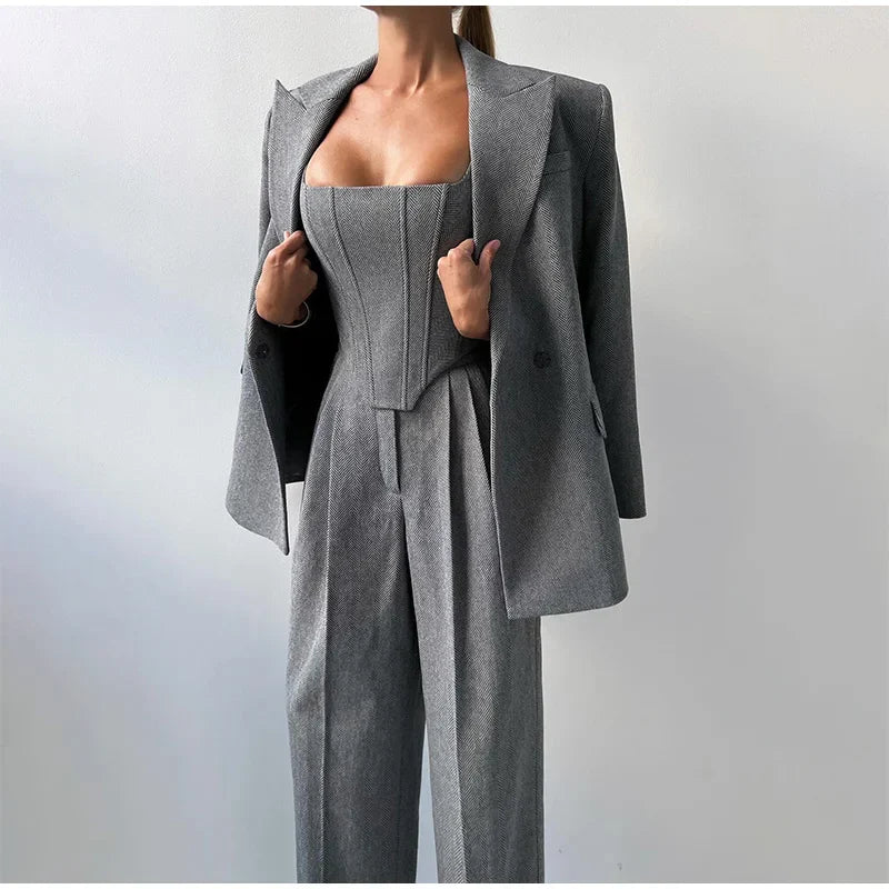 Sarah - Stile e Potere in Unico Outfit