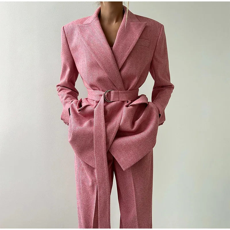Sarah - Stile e Potere in Unico Outfit