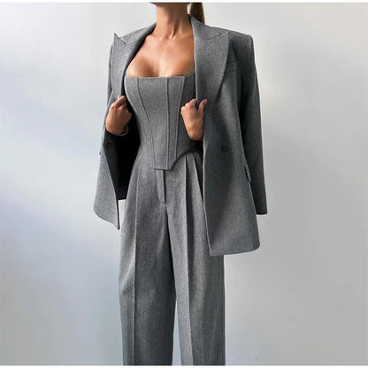 Sarah - Stile e Potere in Unico Outfit